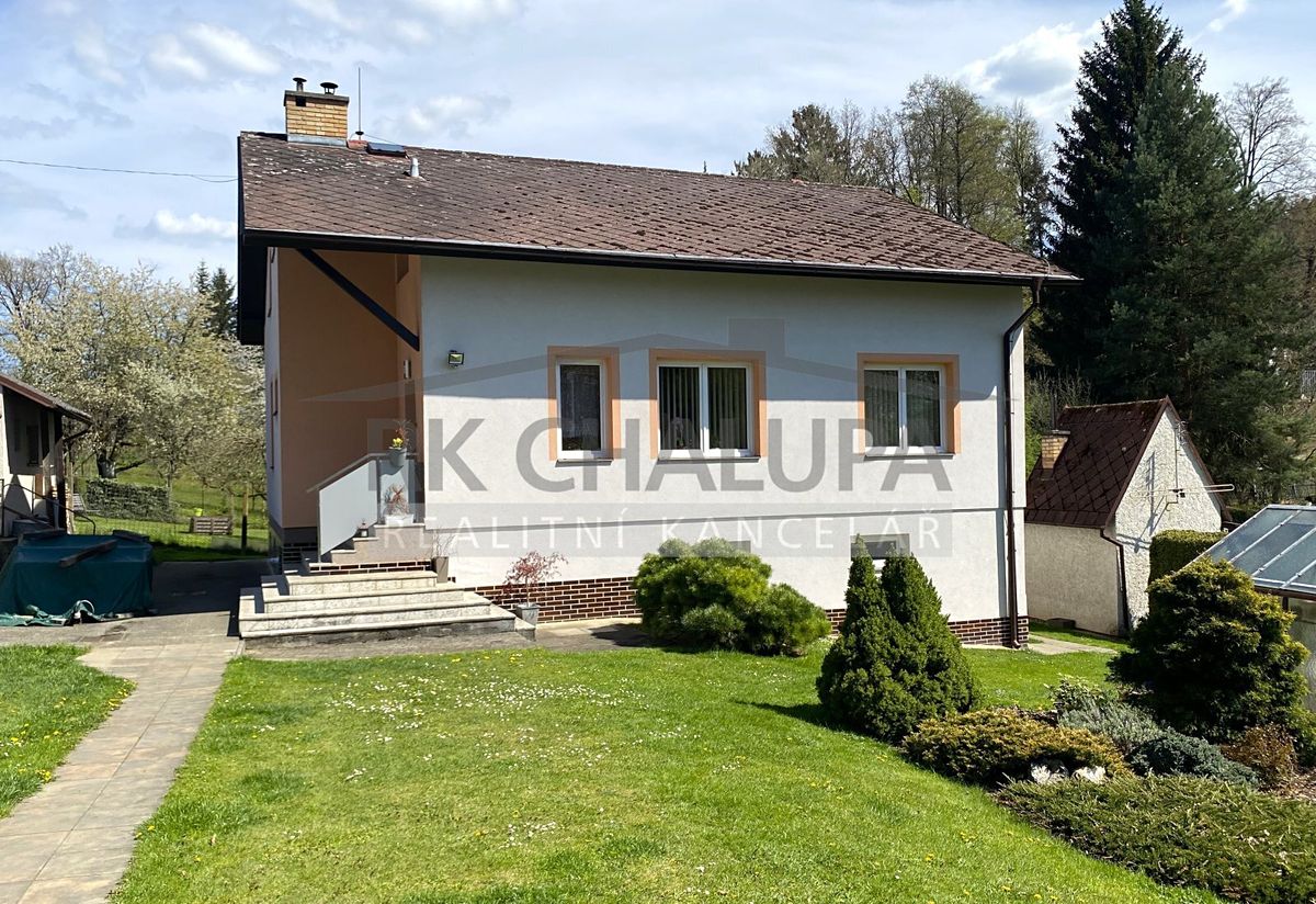 Prodej rodinného domu 300 m², pozemek 824 m² – fotografie 2