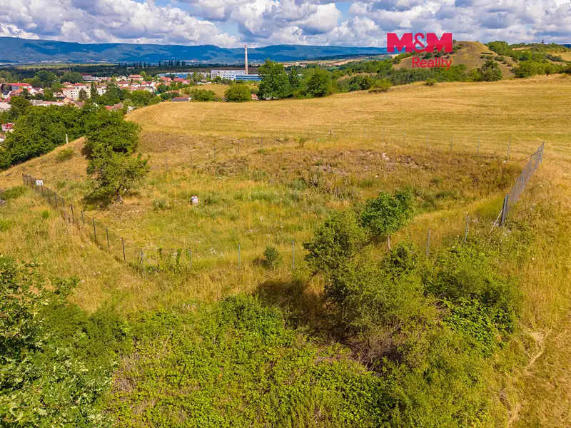 Prodej stavebního pozemku 1184 m², Hostomice – náhled fotky 1
