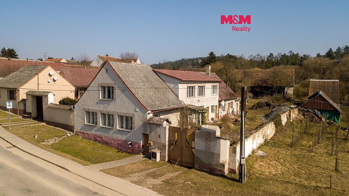Prodej rodinného domu 220 m², pozemek 2493 m²