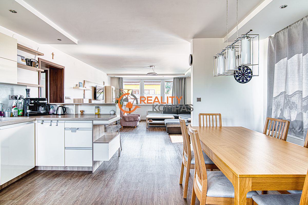 Prodej rodinného domu 220 m², pozemek 829 m² – fotografie 3