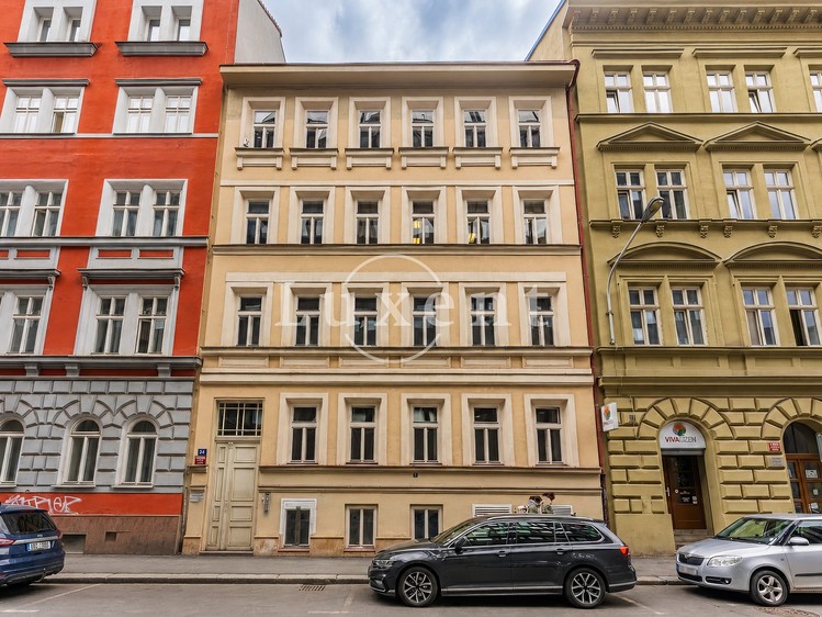 Prodej komerčního prostoru, 805 m² (1 z 12)