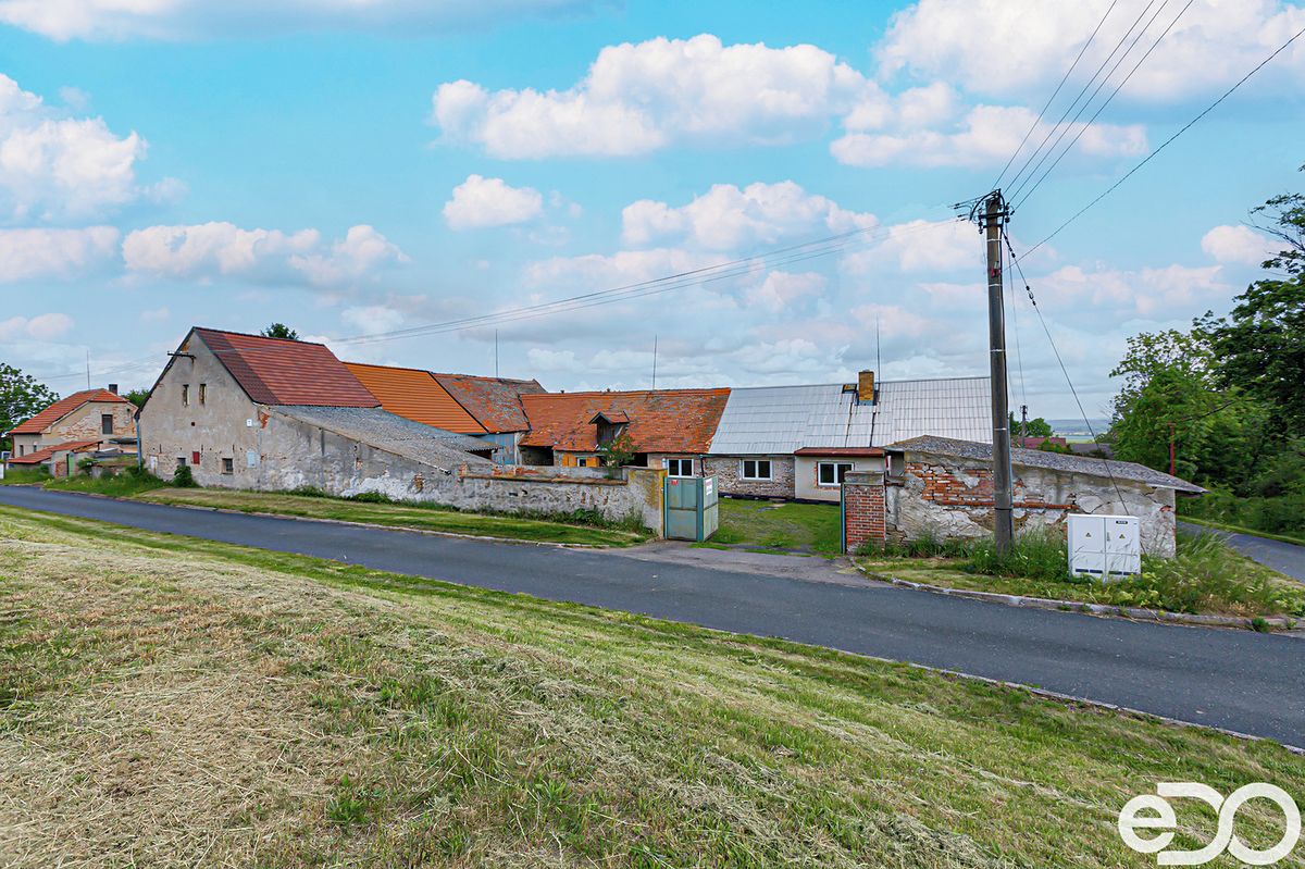 Prodej rodinného domu 230 m², pozemek 1091 m² – fotografie 2