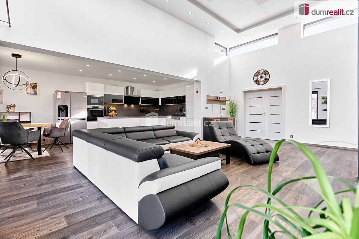 Prodej rodinného domu 136 m², pozemek 857 m² – fotografie 3