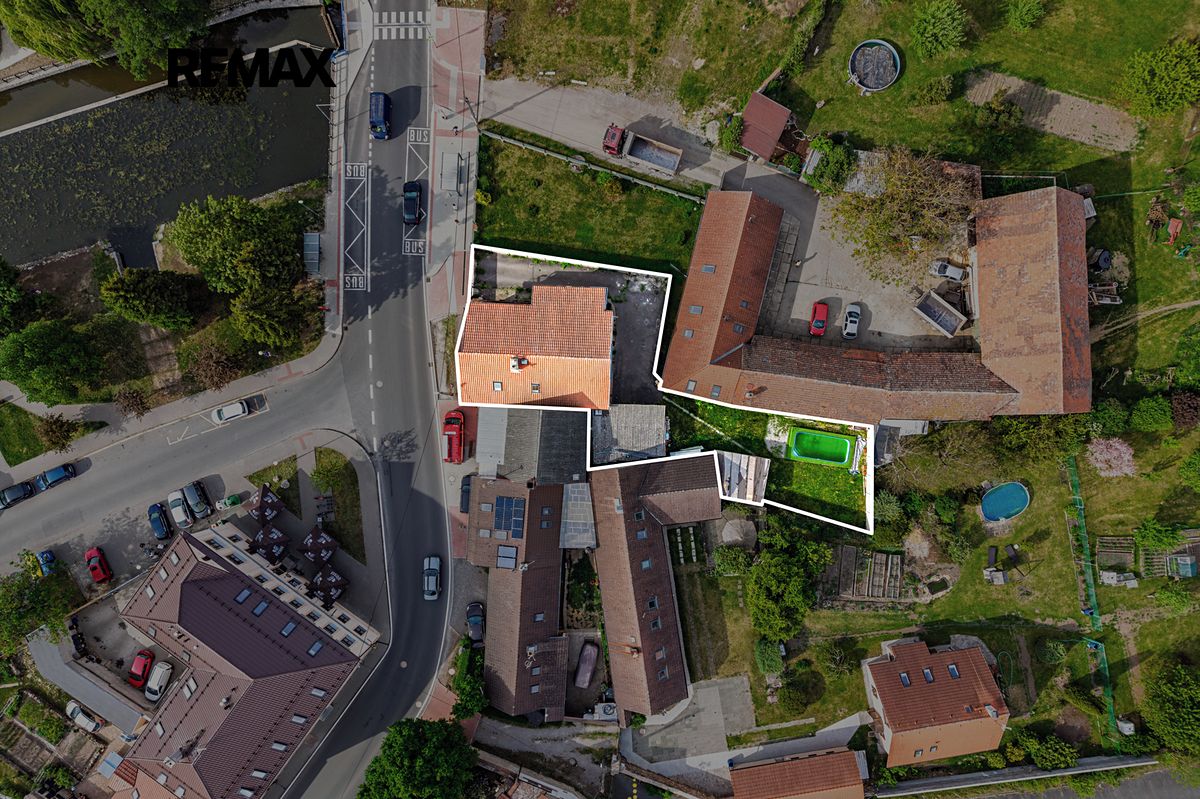 Prodej rodinného domu 240 m², pozemek 438 m² – fotografie 2