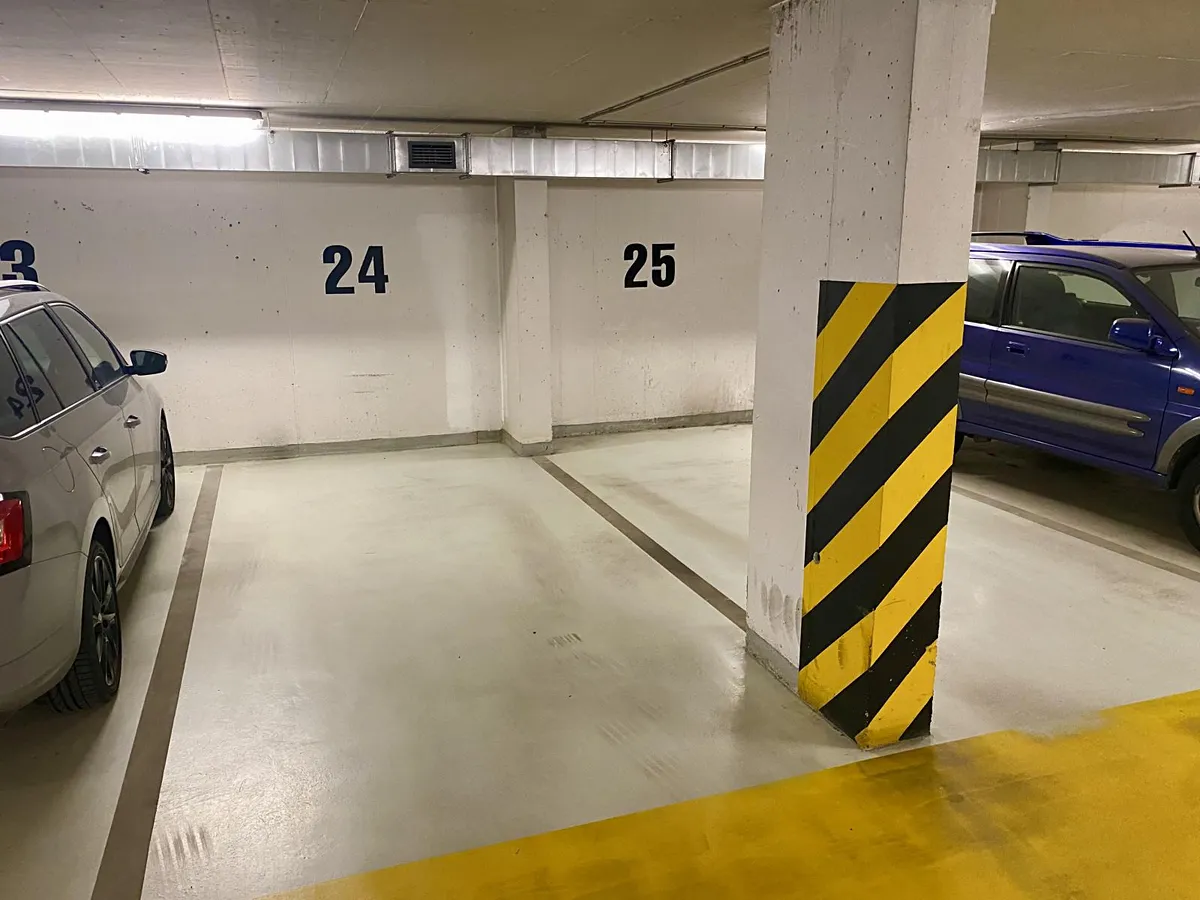 Pronájem garážového stání 12 m²