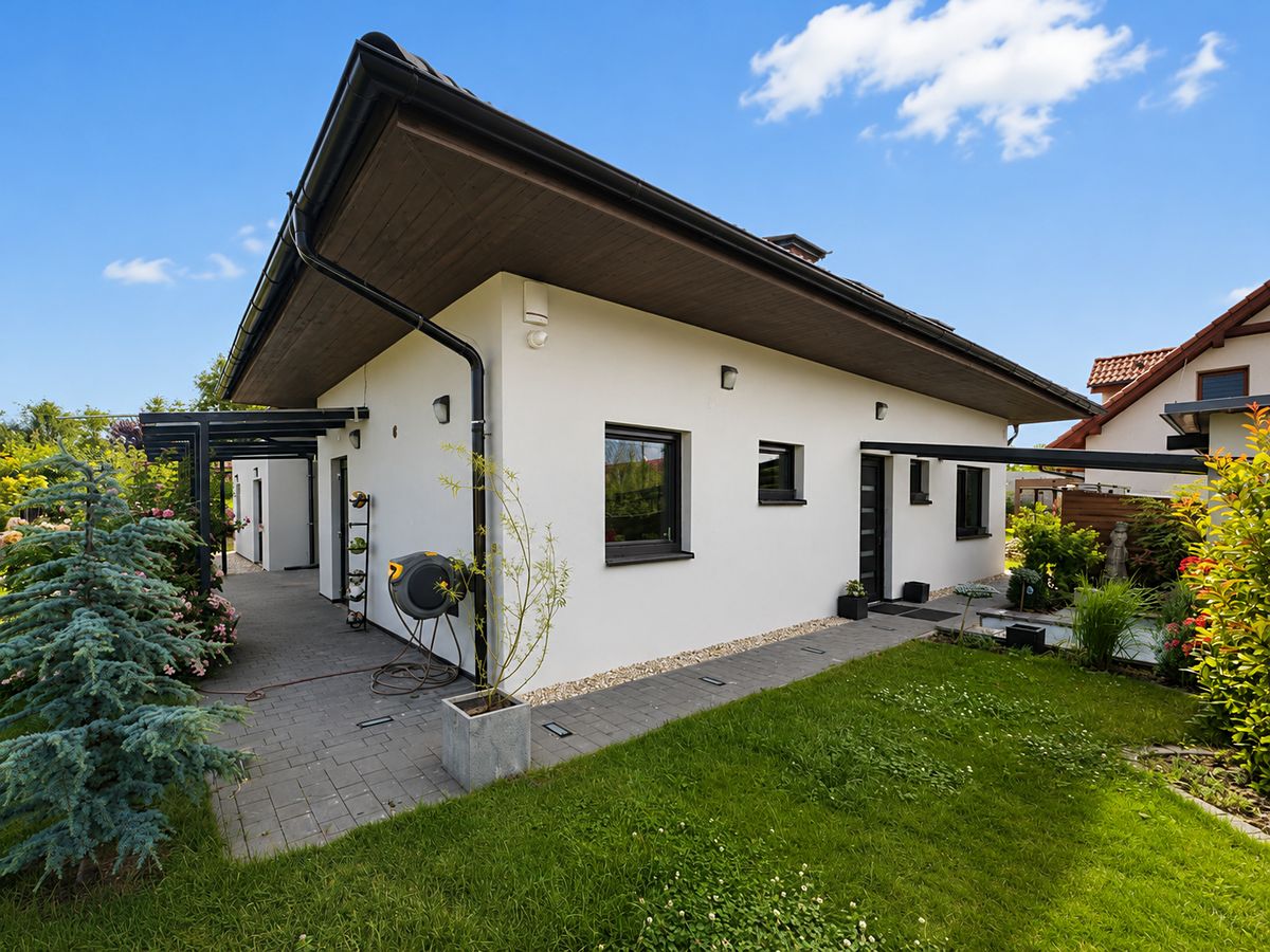 Prodej rodinného domu 200 m², pozemek 800 m² – fotografie 2
