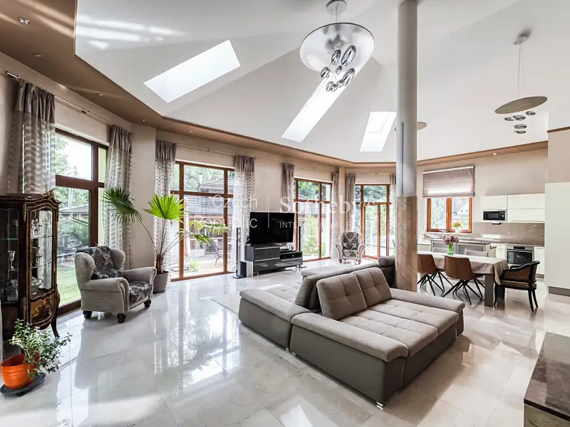 Prodej rodinného domu 320 m², pozemek 7874 m², Mukařov – náhled fotky 3