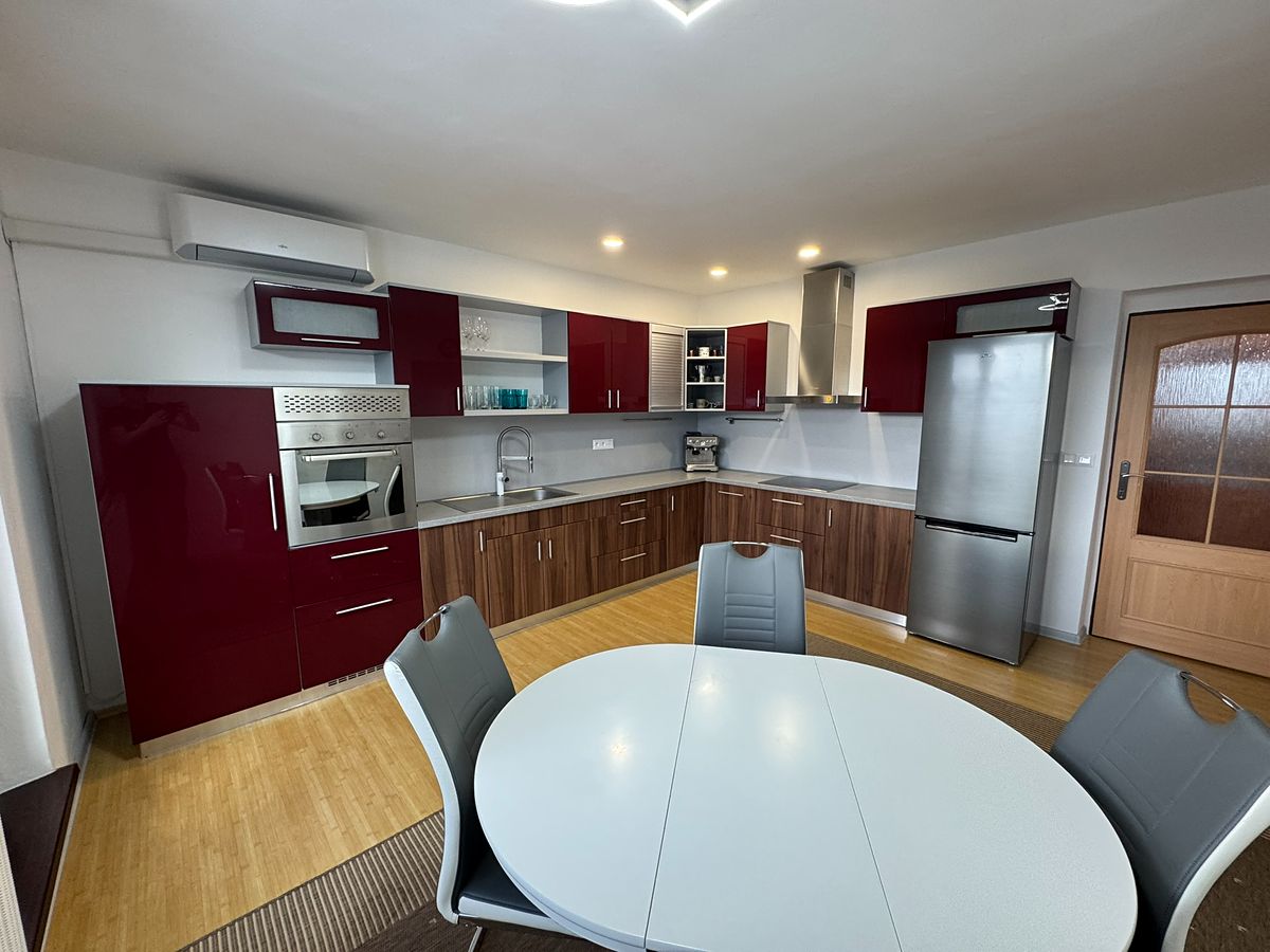 Prodej rodinného domu 285 m², pozemek 389 m² – fotografie 3