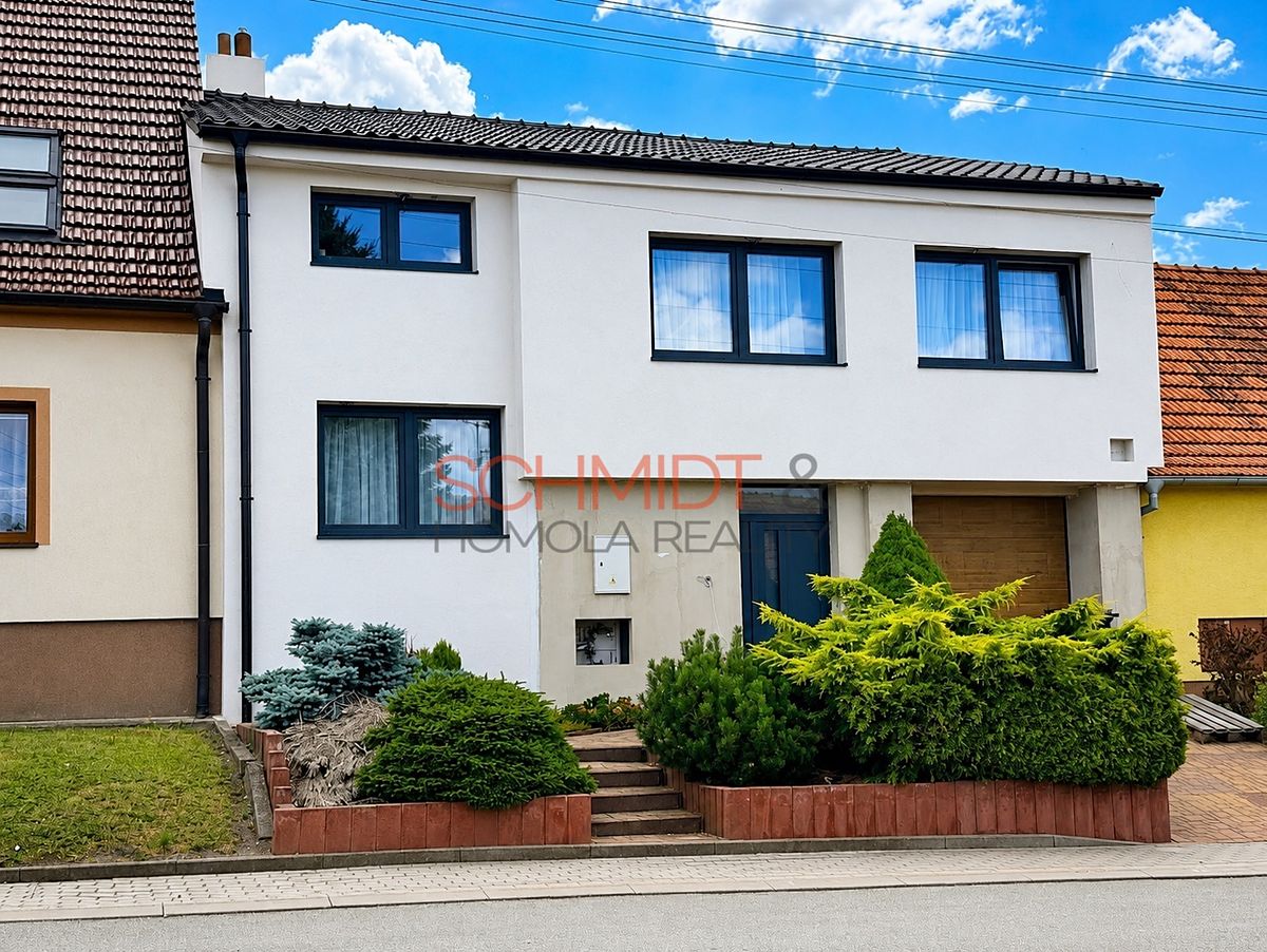 Prodej rodinného domu 199 m², pozemek 674 m² – fotografie 2
