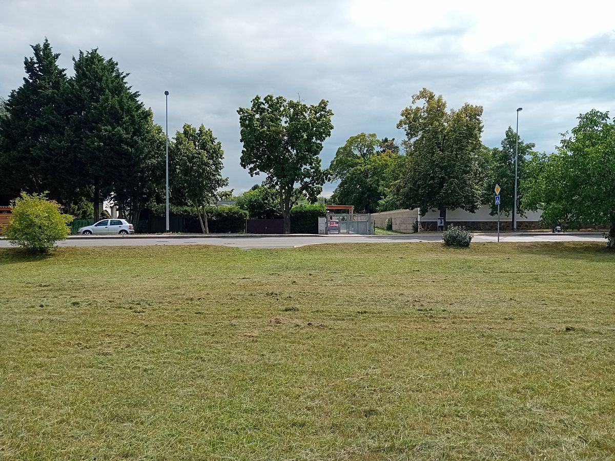Prodej stavebního pozemku 889 m² – fotografie 2