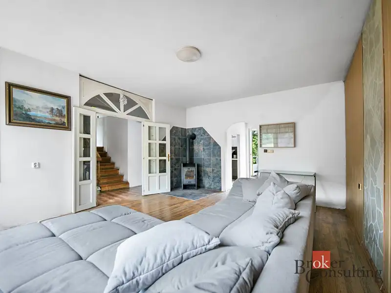 Prodej rodinného domu 263 m², pozemek 895 m², Mirošov – náhled fotky 1