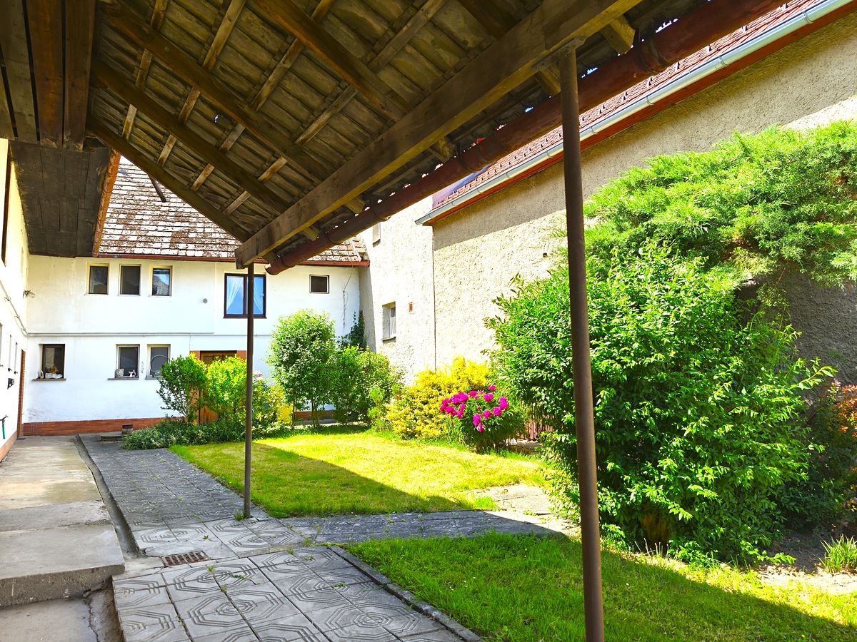 Prodej rodinného domu 300 m², pozemek 1830 m² – fotografie 3