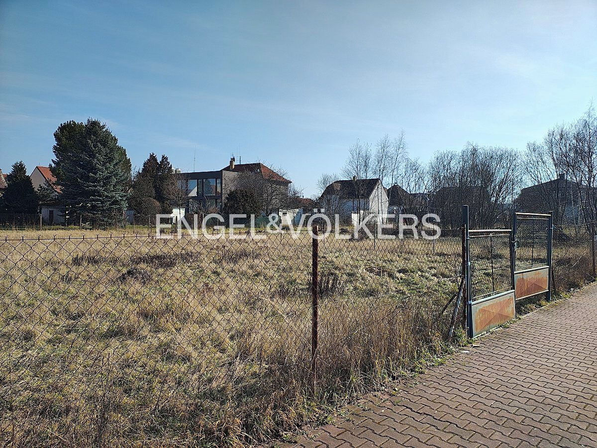 Prodej stavebního pozemku 727 m², Praha – fotka 1 z 3