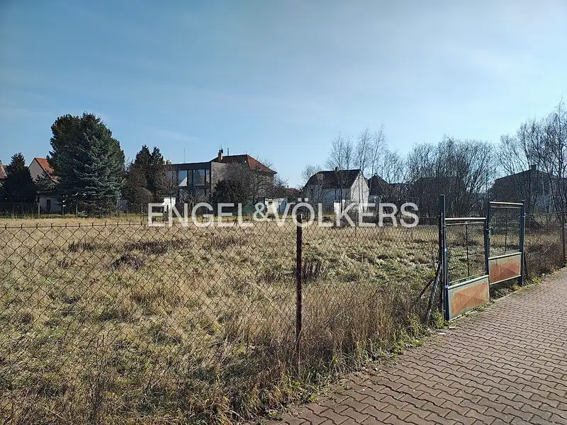 Prodej stavebního pozemku 727 m², Praha – náhled fotky 1