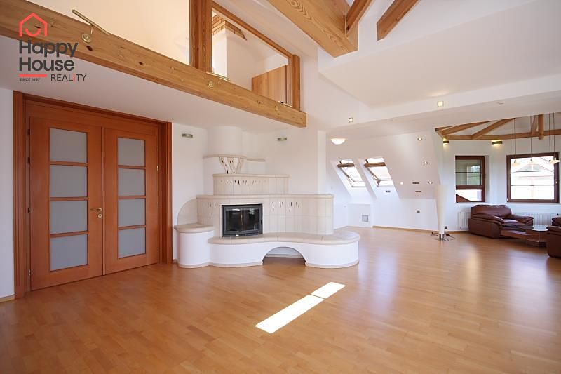 Pronájem rodinného domu 310 m², pozemek 910 m² – fotografie 2