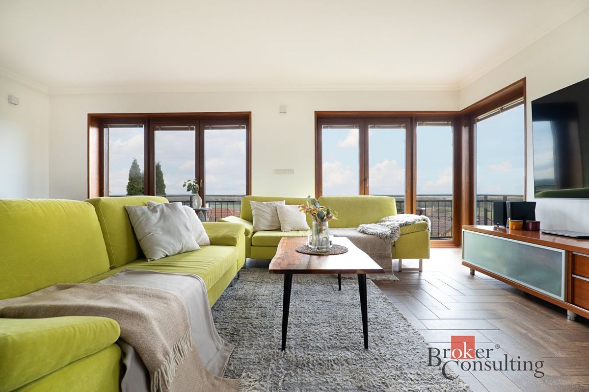 Prodej rodinného domu 288 m², pozemek 867 m²