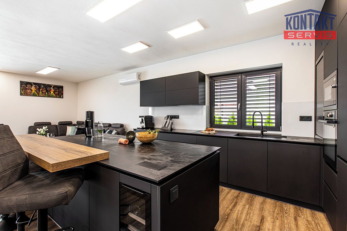 Prodej rodinného domu 236 m², pozemek 1076 m² – fotografie 4