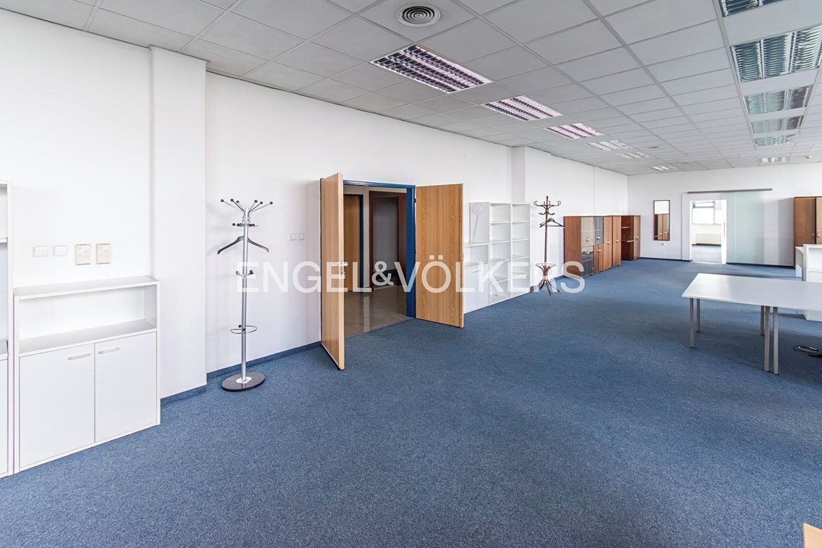 Pronájem kanceláře 670 m² – fotografie 3