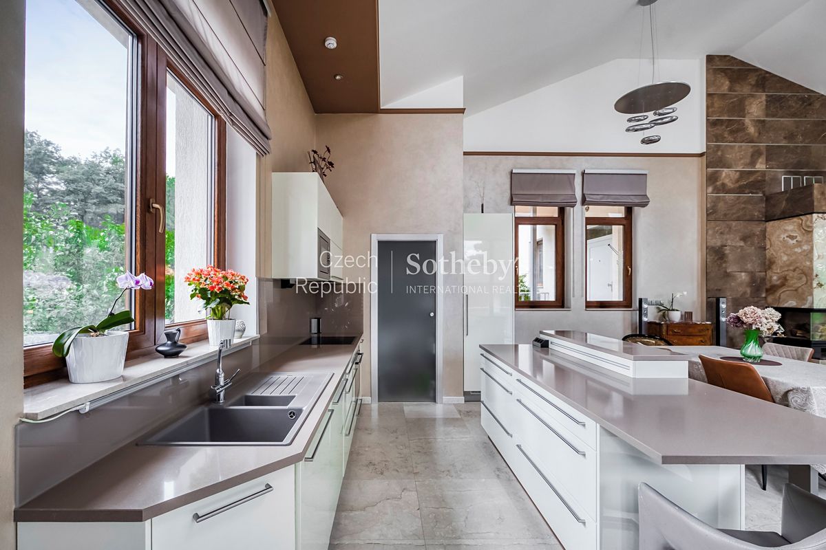 Prodej rodinného domu 320 m², pozemek 7874 m² – fotografie 5