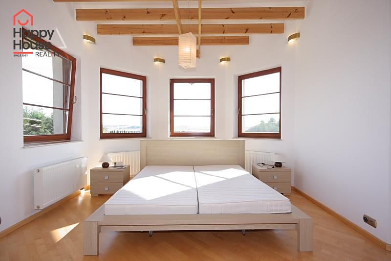 Pronájem rodinného domu 310 m², pozemek 910 m² – fotografie 5