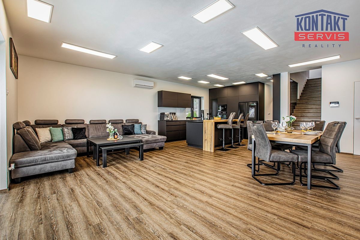 Prodej rodinného domu 236 m², pozemek 1076 m² – fotografie 2