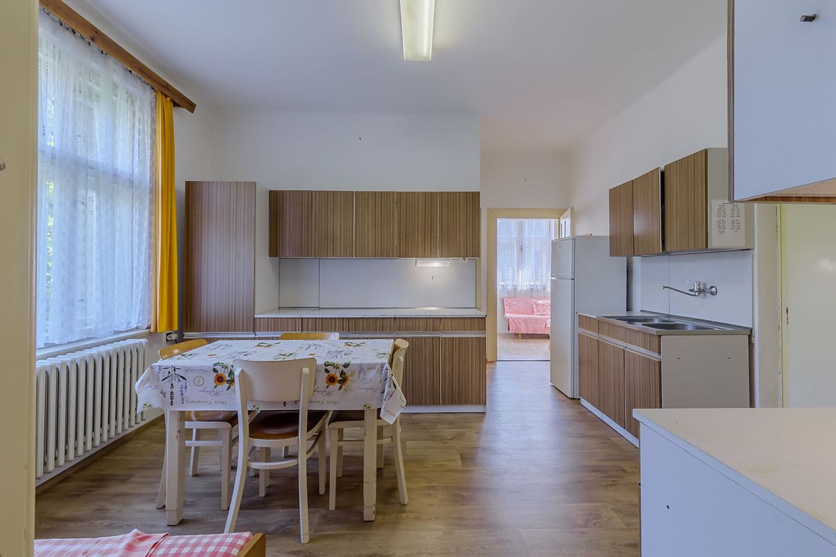 Prodej rodinného domu 219 m², pozemek 1597 m² – fotografie 4
