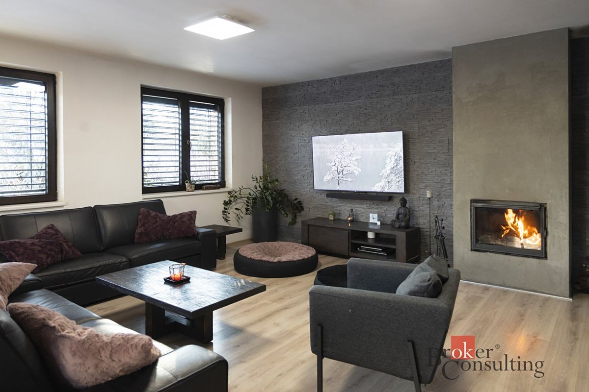 Prodej rodinného domu 280 m², pozemek 981 m² – fotografie 2