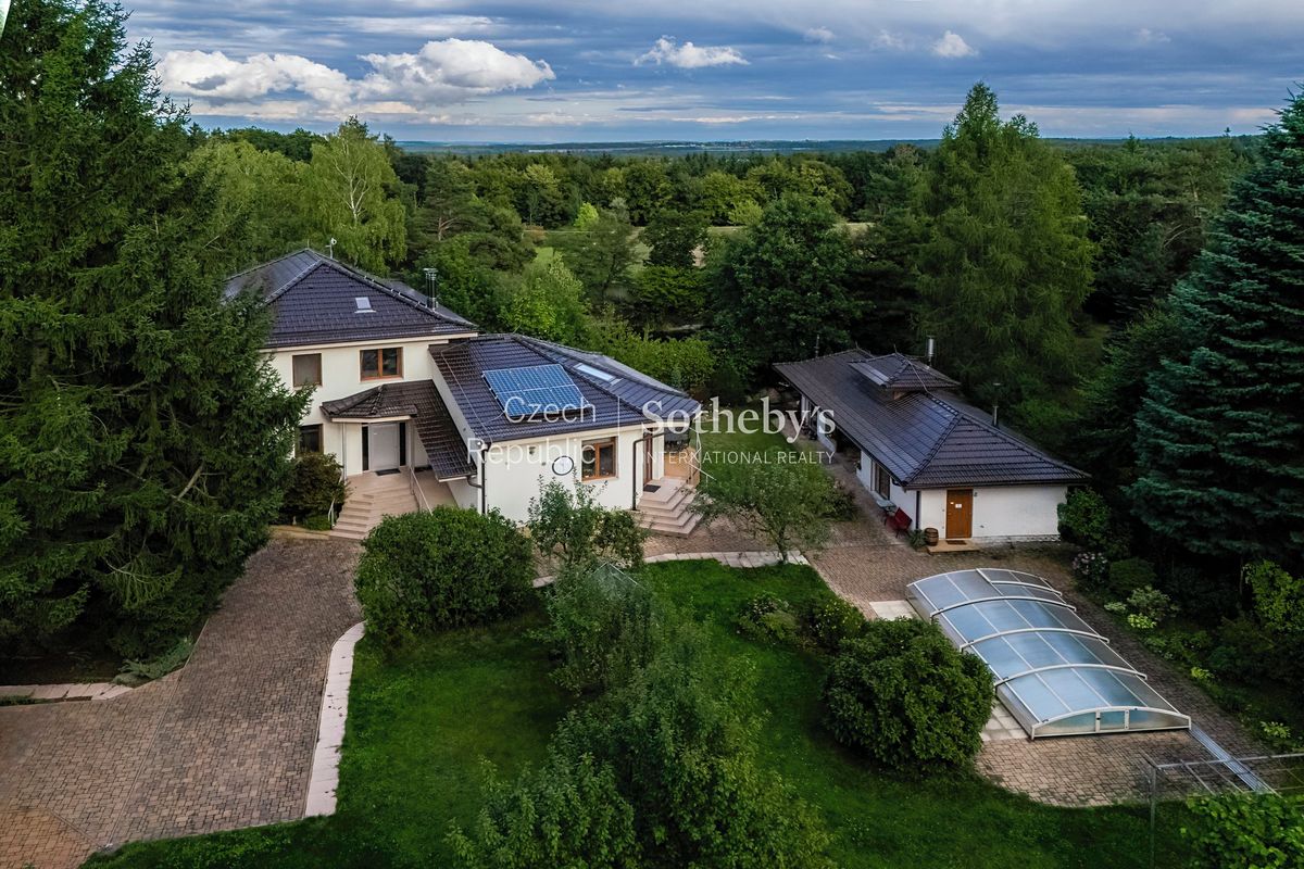 Prodej rodinného domu 320 m², pozemek 7874 m²