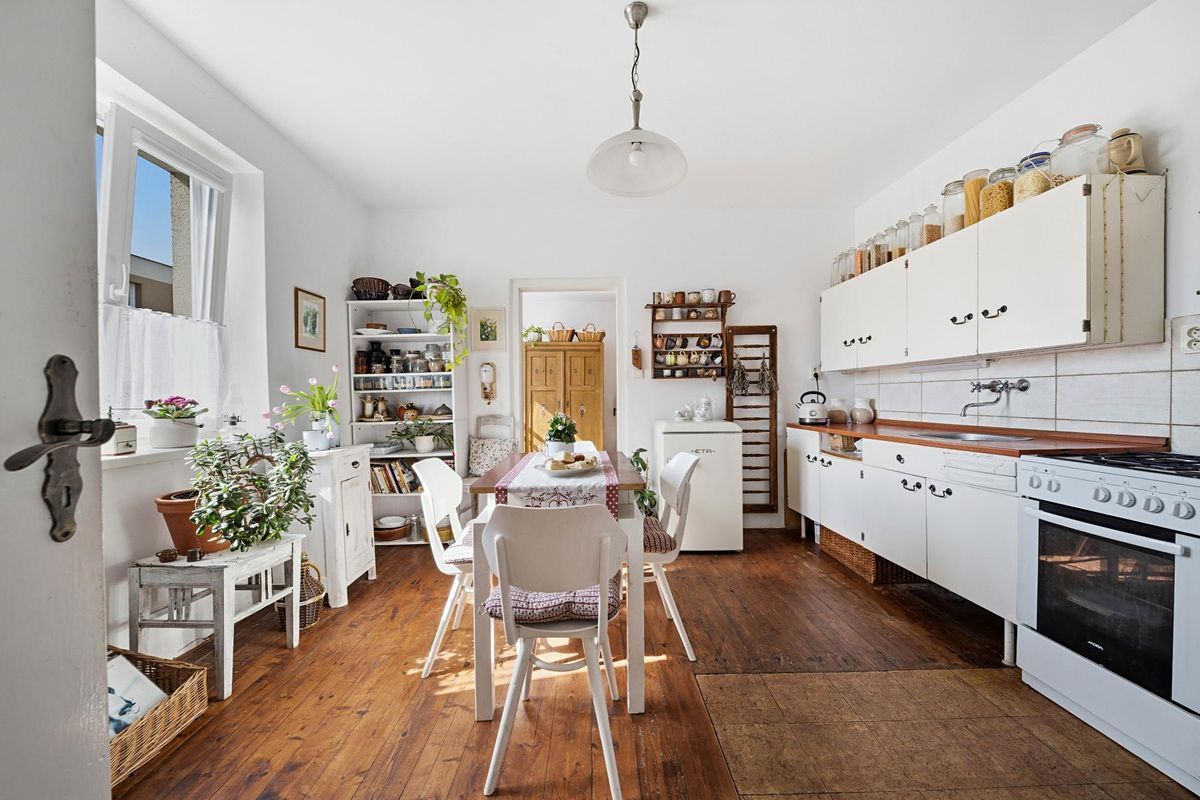 Prodej rodinného domu 228 m², pozemek 842 m² – fotografie 3