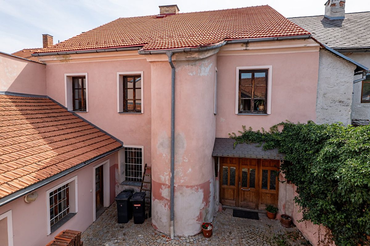 Prodej vícegeneračního domu 340 m², pozemek 190 m² – fotografie 2
