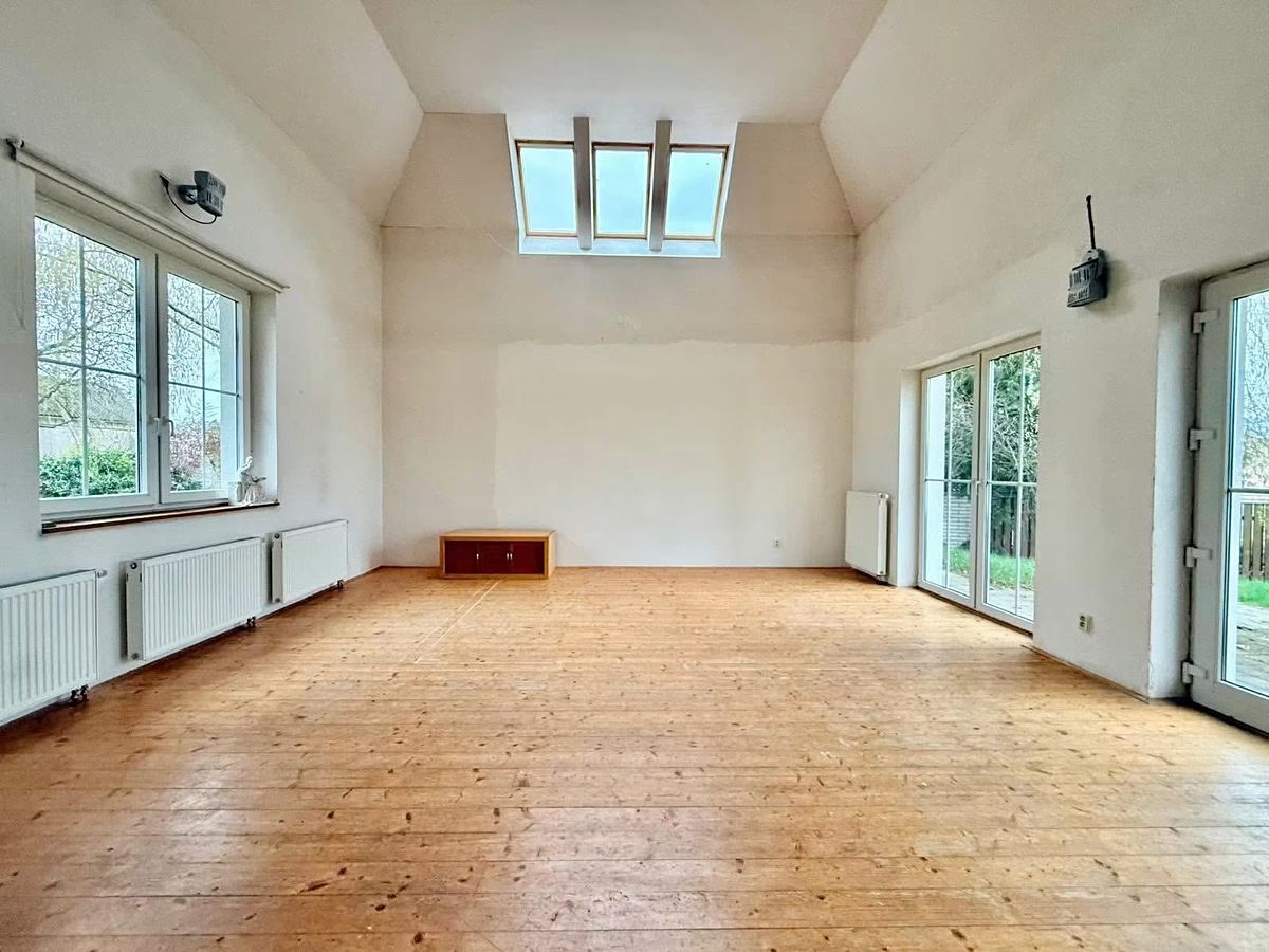 Prodej rodinného domu 308 m², pozemek 1302 m² – fotografie 2