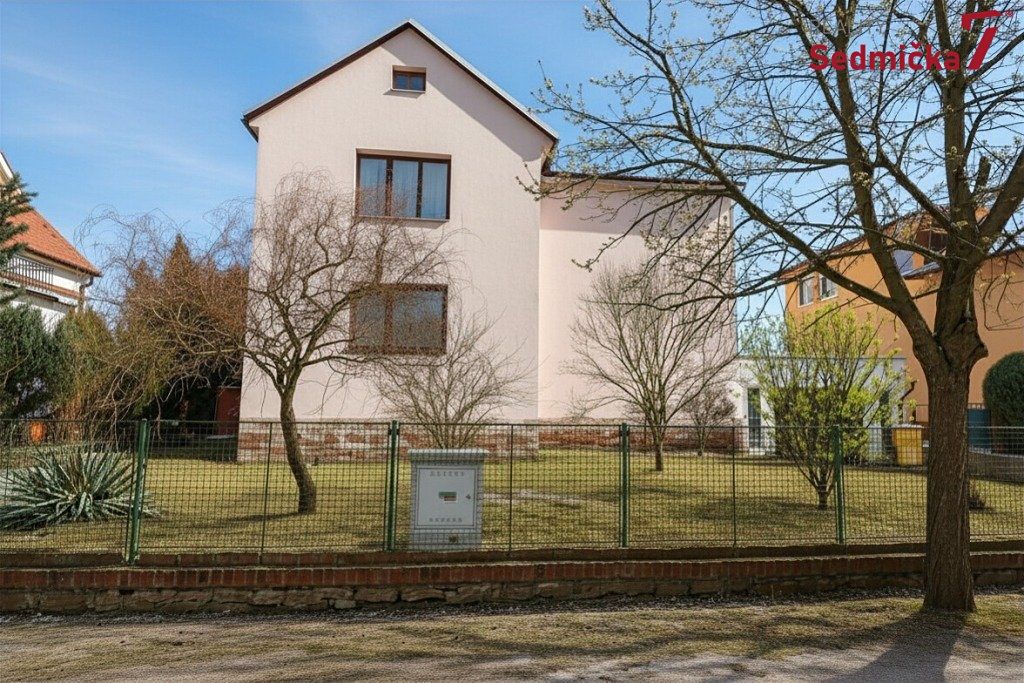 Prodej rodinného domu 155 m², pozemek 902 m² – fotografie 2