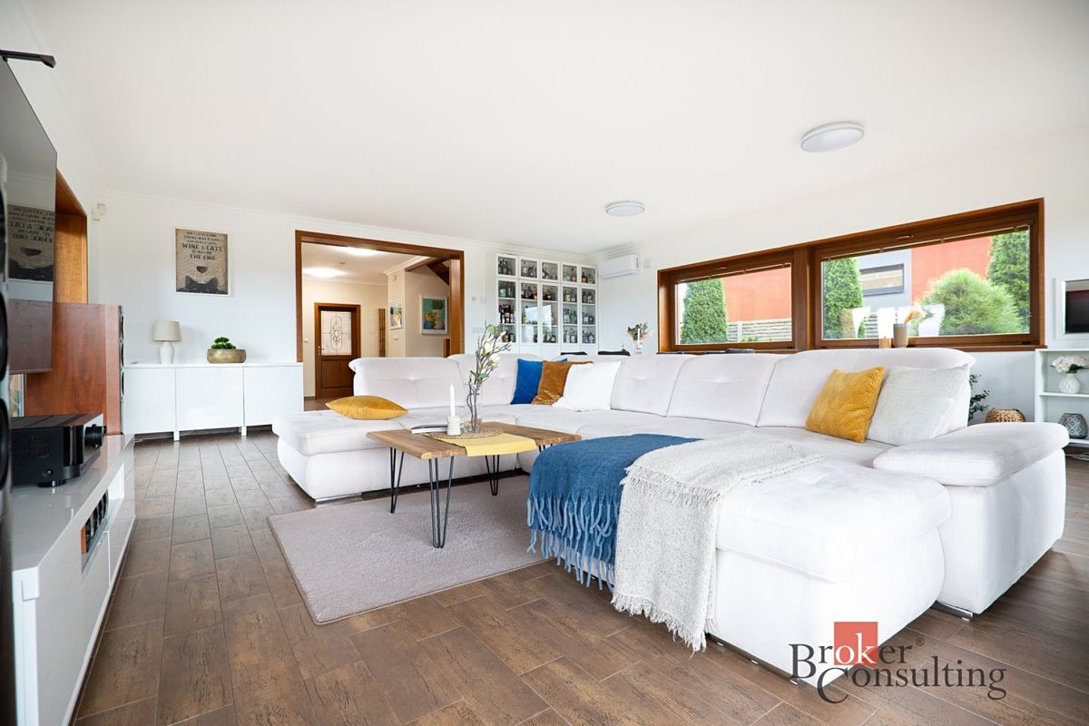 Prodej rodinného domu 288 m², pozemek 867 m² – fotografie 3