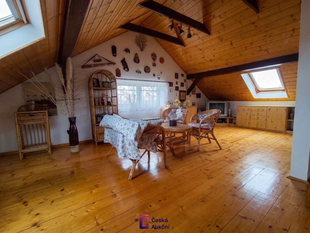 Prodej rodinného domu 330 m², pozemek 1067 m² – fotografie 2