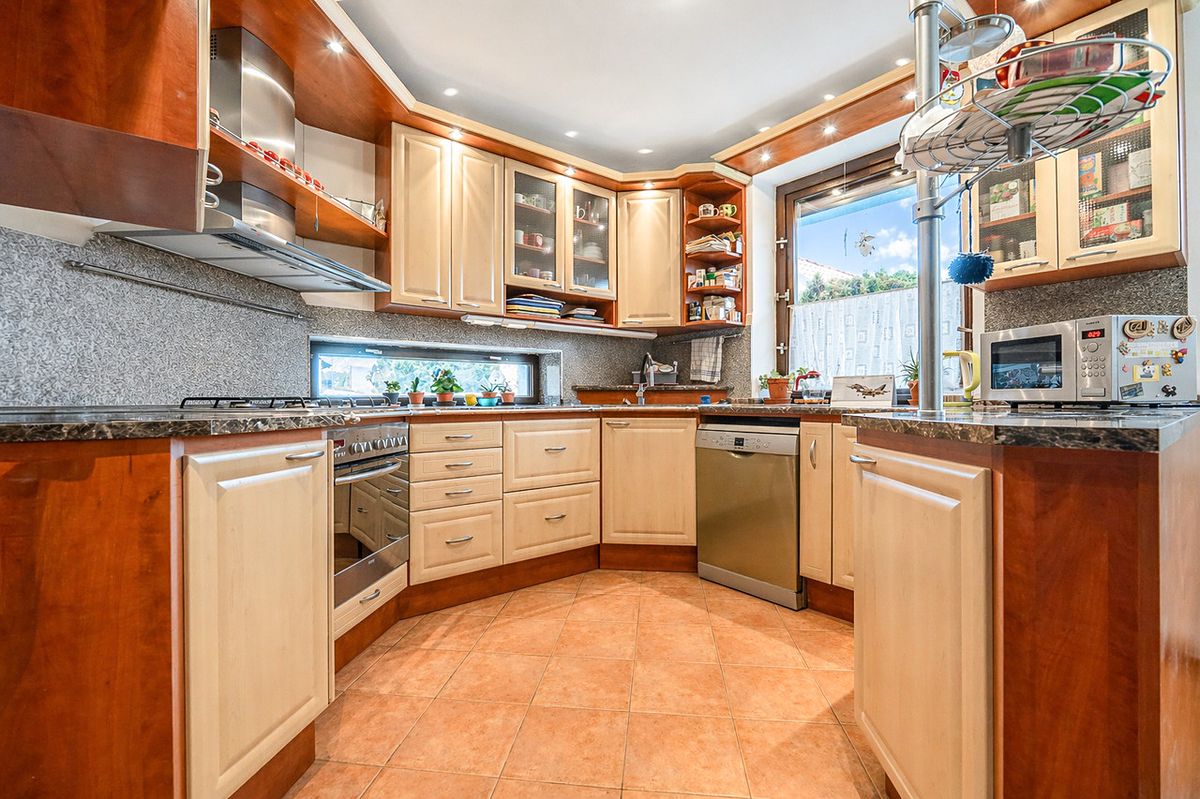Prodej rodinného domu 282 m², pozemek 675 m² – fotografie 2