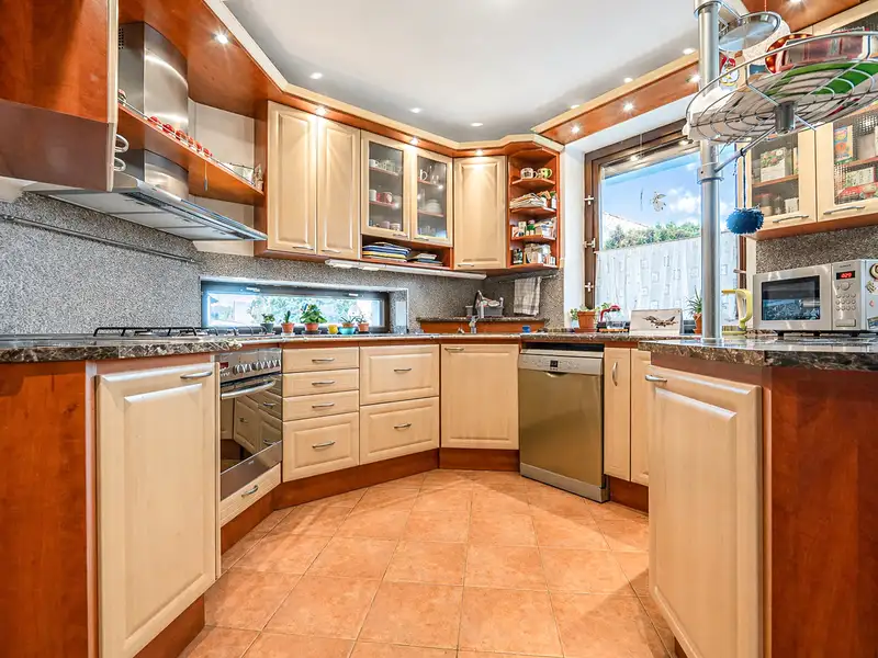 Prodej rodinného domu 282 m², pozemek 675 m², Roudnice nad Labem – náhled fotky 2