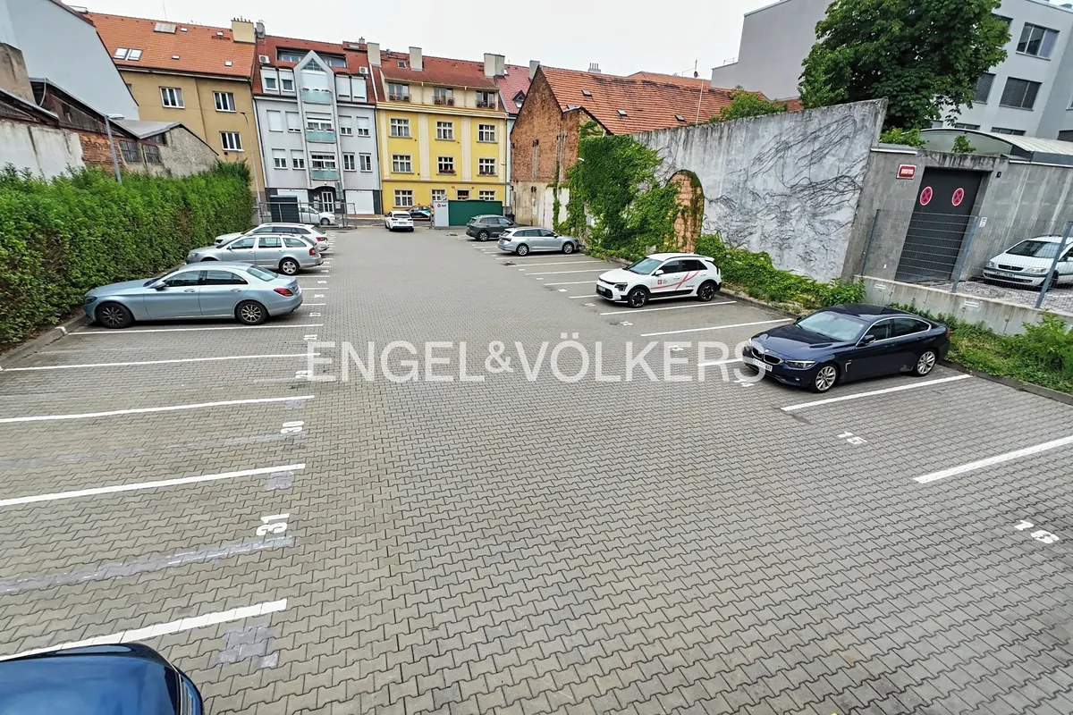 Pronájem garážového stání 886 m²