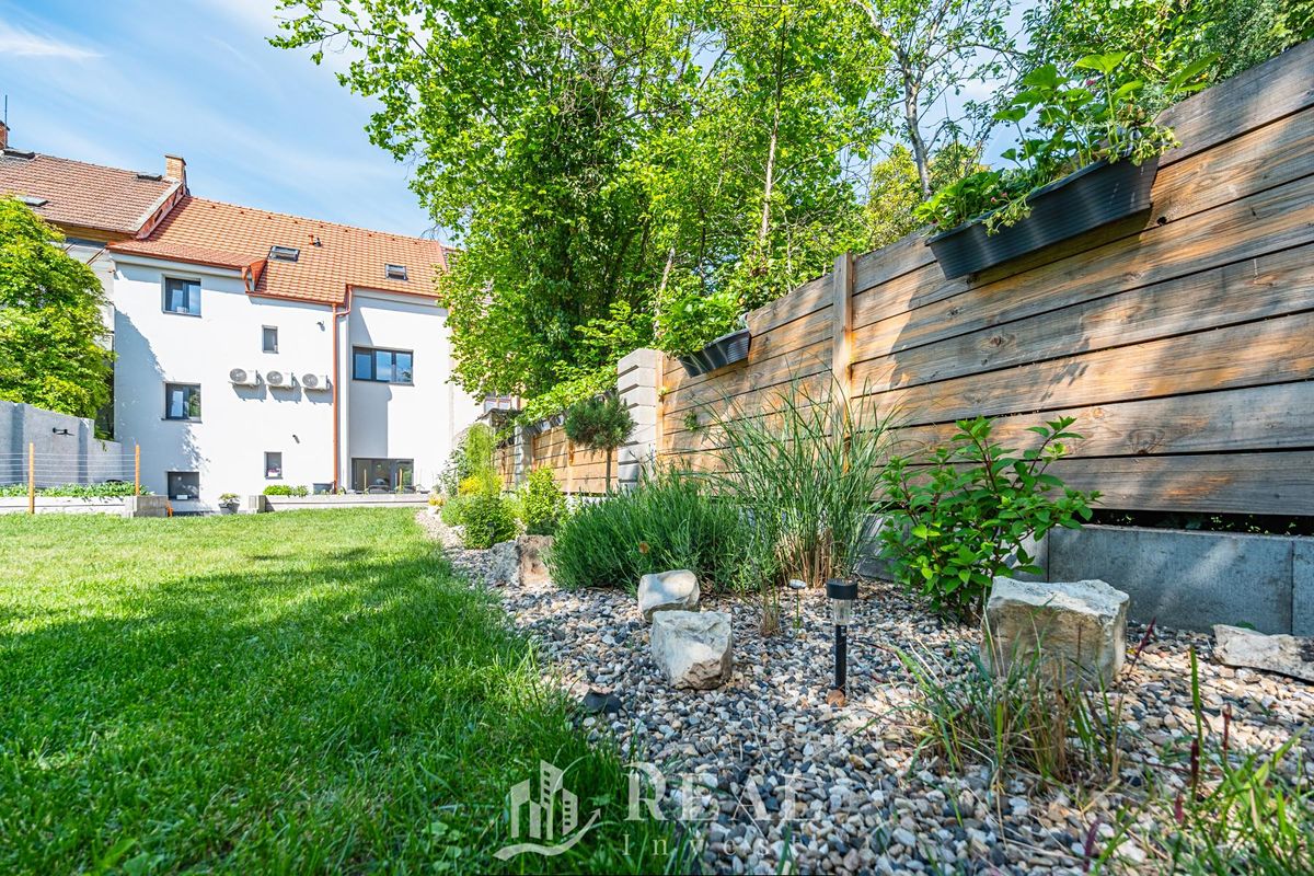 Prodej rodinného domu 240 m², pozemek 400 m² – fotografie 2