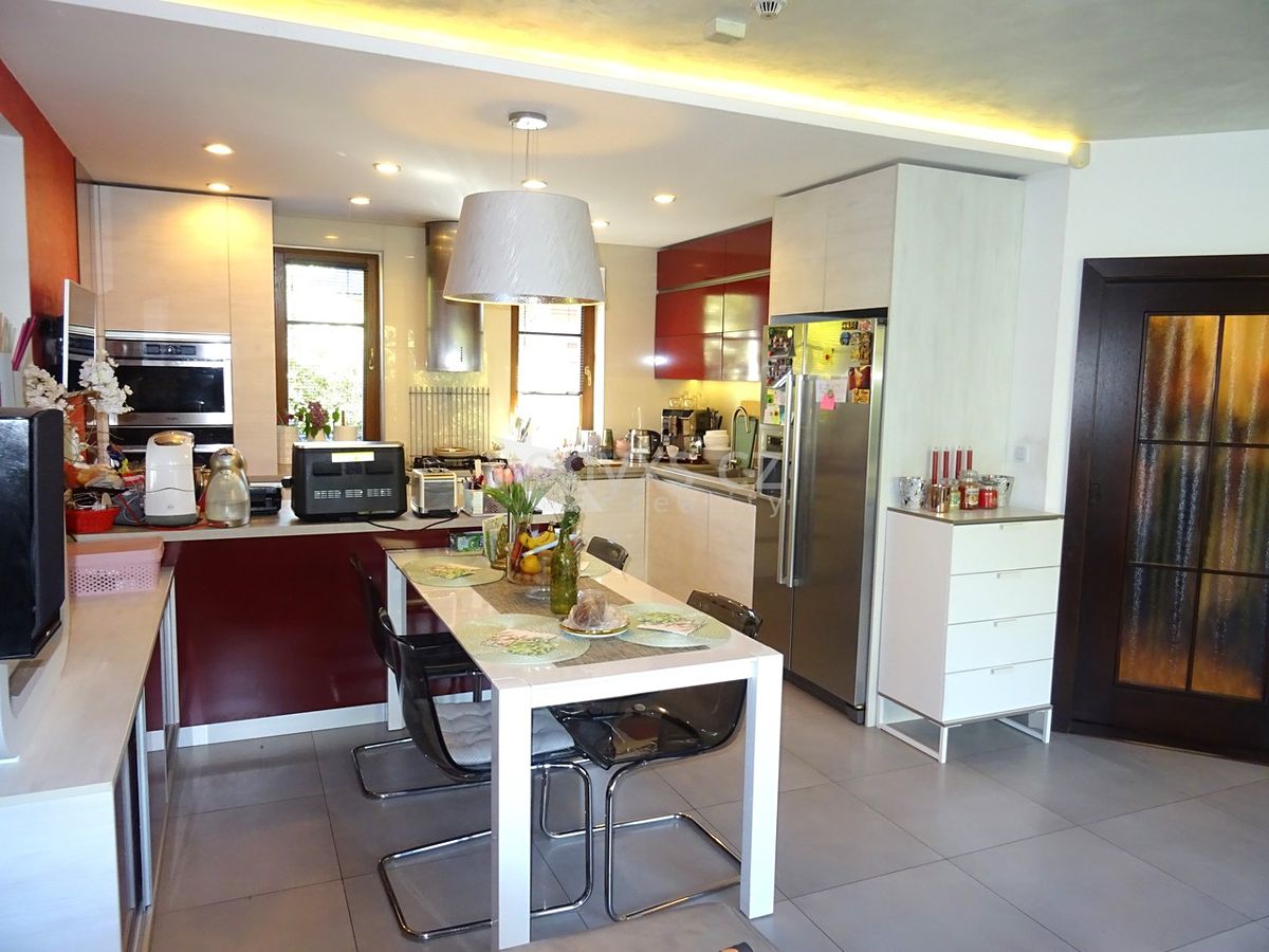 Prodej rodinného domu 255 m², pozemek 632 m² – fotografie 5