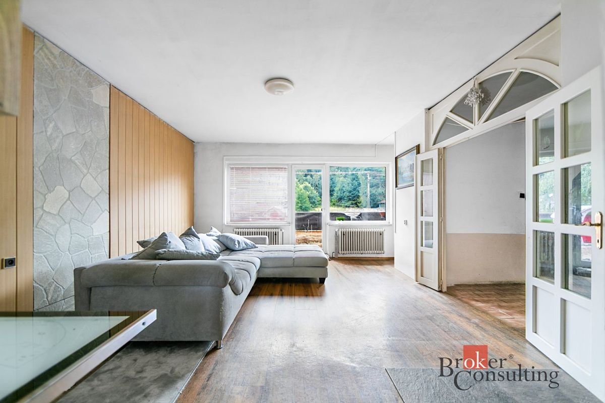 Prodej rodinného domu 263 m², pozemek 895 m² – fotografie 2
