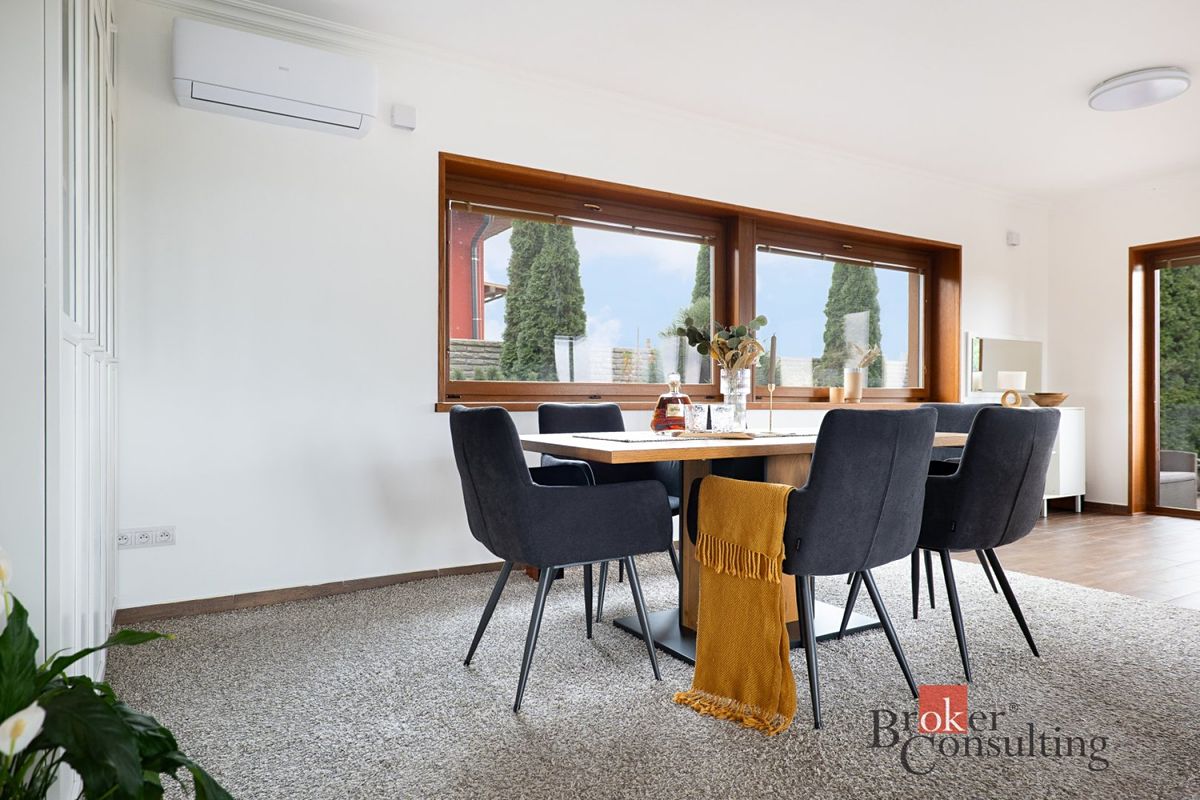 Prodej rodinného domu 288 m², pozemek 867 m² – fotografie 2