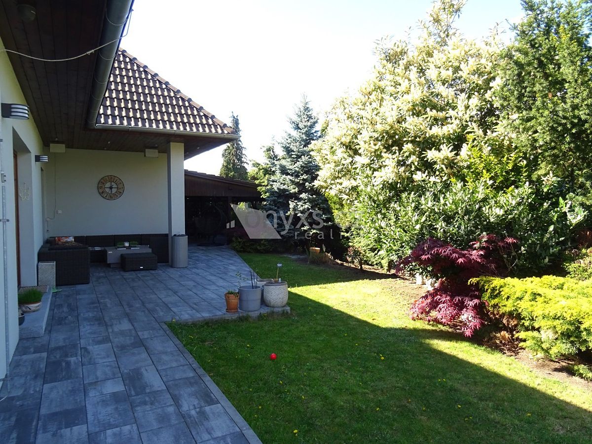 Prodej rodinného domu 255 m², pozemek 632 m² – fotografie 2