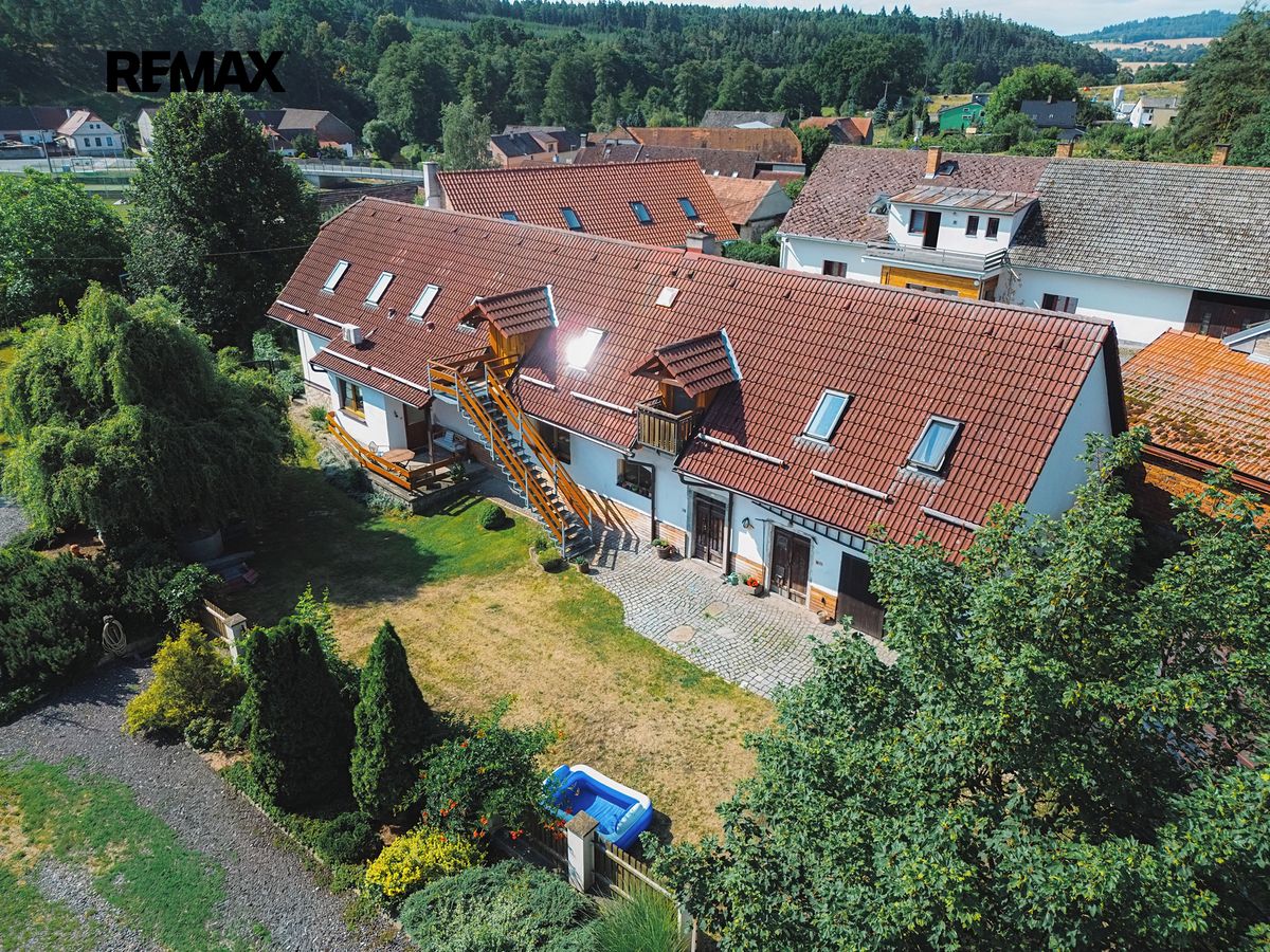 Prodej rodinného domu 240 m², pozemek 1034 m² – fotografie 2