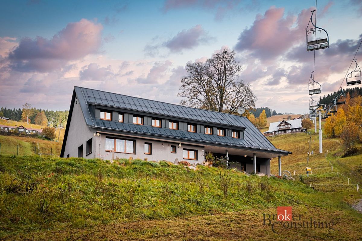 Prodej rodinného domu 390 m², pozemek 2016 m²