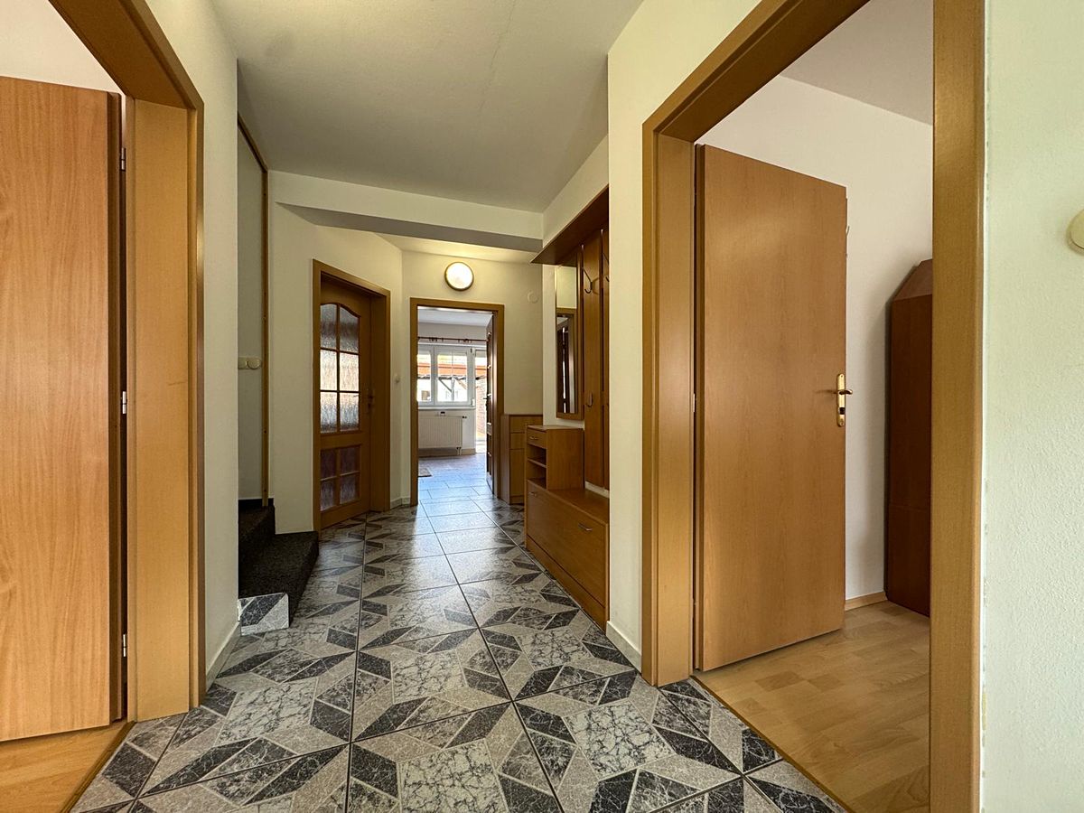 Prodej rodinného domu 210 m², pozemek 324 m² – fotografie 2