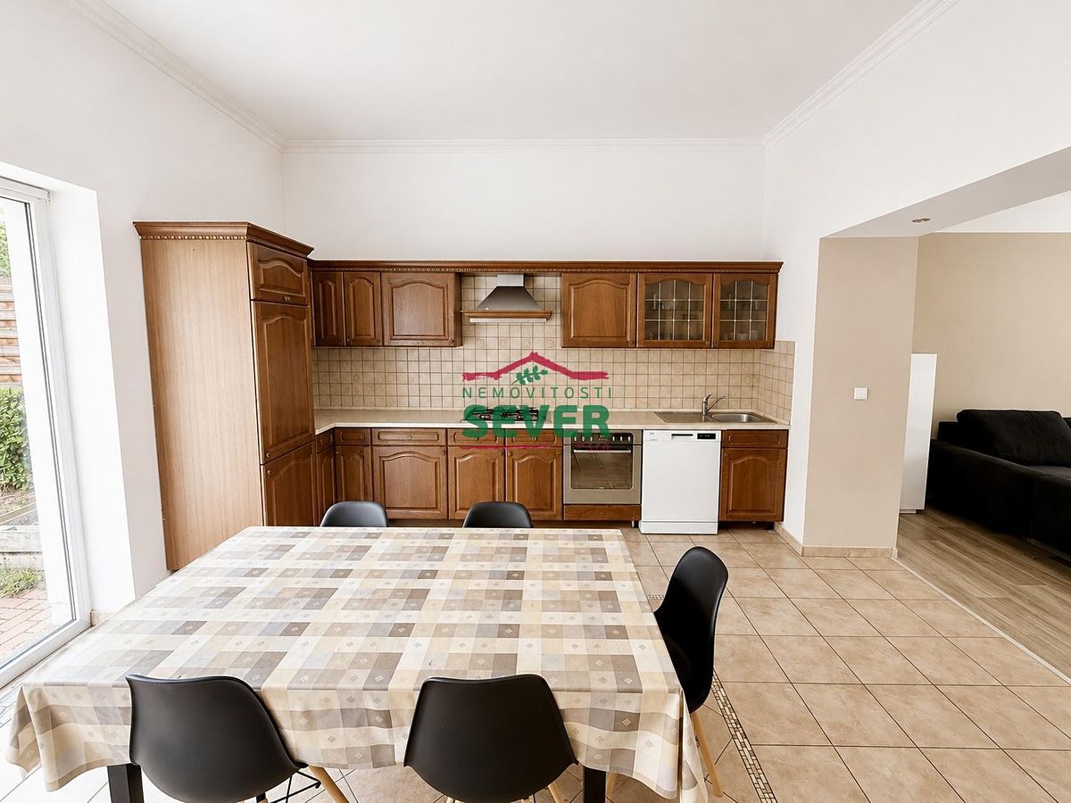 Prodej rodinného domu 194 m², pozemek 197 m² – fotografie 2