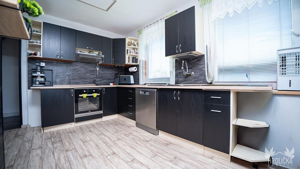 Prodej rodinného domu 250 m², pozemek 1197 m² – fotografie 5