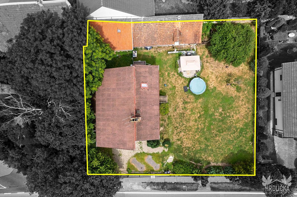 Prodej rodinného domu 250 m², pozemek 1197 m² – fotografie 2