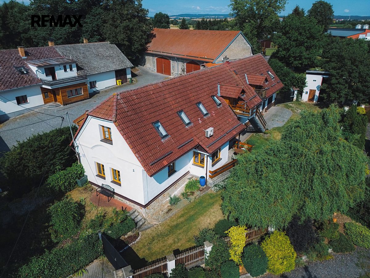 Prodej rodinného domu 240 m², pozemek 1034 m² – fotografie 3