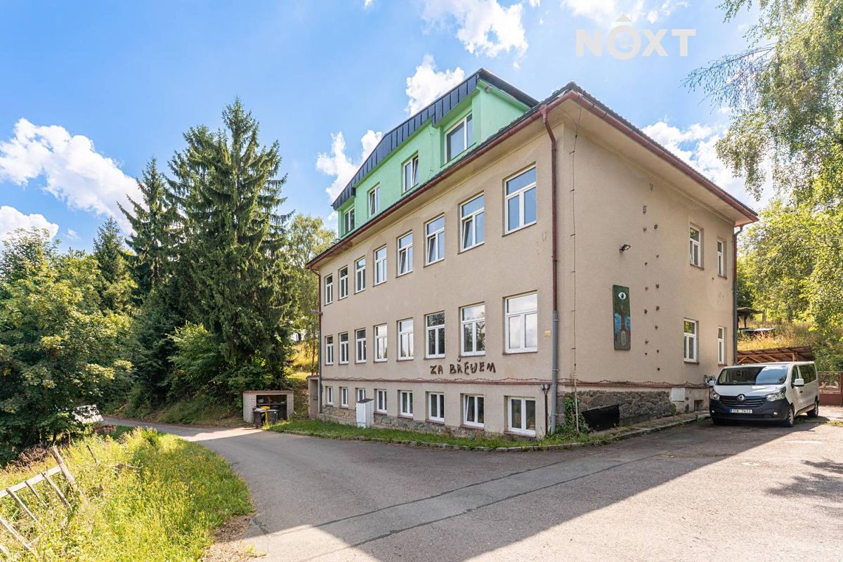 Prodej rodinného domu 900 m², pozemek 4998 m²